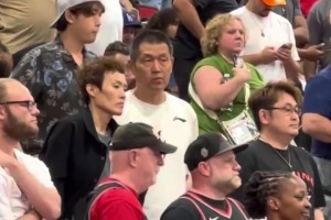 怎么还不开始？杨瀚森的父母也来到了现场，观战开拓者VS鹈鹕！