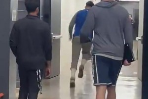 名场面！东契奇飞速跑回更衣室！嘴里不停喊着：我很快！我很快！