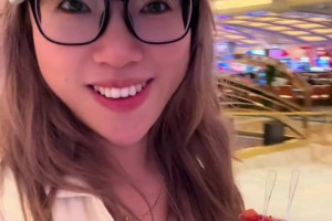在美偶遇艾弗森！女记者：艾弗森正在赌钱输好几万，不能跟我合影
