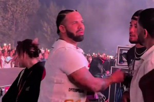 关系很好啊！说唱歌手“公鸭”Drake跳下台 与布克热情互动