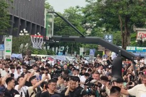 很有亲和力啊！约基奇高举自拍杆，与到场的大批球迷合影！