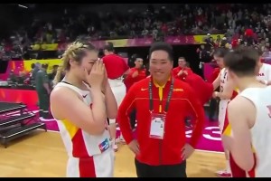 两年前女篮亚洲杯，中国女篮击败日本夺冠，李梦激动落泪！