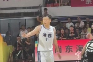 “余慈”美女姐妹花来到现场支持余姚队，希望余姚慈溪打进决赛..