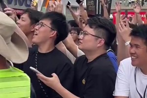 老少通吃！连约基奇都被深圳球迷山呼海啸的热情惊到了！