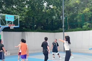 能攻能投三分神准！篮球女网红1米81石一童晒野球场4v4进球