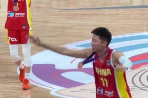 在颁奖典礼上，女篮姑娘都红了眼！心里那点遗憾和不甘太明显了！