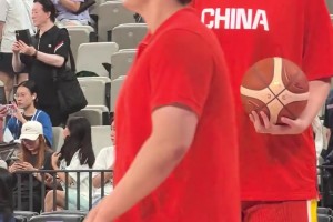 张子宇赛前热身，这身材相比旁人实在是太大只了！