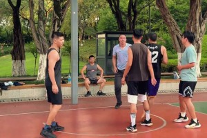 大爷打球这么好，为什么你还有这么年轻漂亮的女朋友