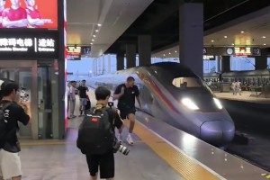 比下快攻还猛！约基奇中国行 尝试与高铁“赛跑”