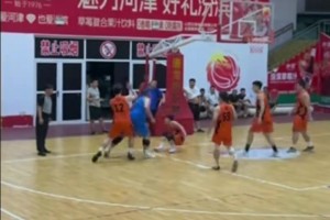 争议球：进攻犯规还是防守犯规？ 瘦小伙竟敢阻挡肥胖老哥进攻