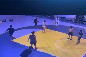 网友晒监控：抢篮板队友受伤 要我赔五六万手术费 我有责任吗？