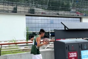 佛山现在不练腿了？这字母哥粉丝有点疯狂了把？疯狂背打垃圾桶