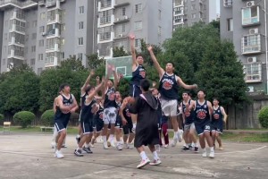 年轻真好！哥们即将法律系毕业 拉拢同学们扔出了最难最酷的一球