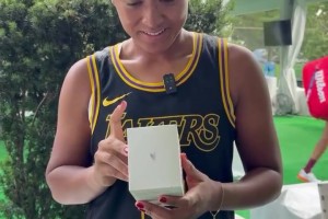 科比球迷？穿着科比8号球衣的大坂直美收获第一个Labubu