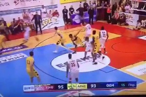 明着演？绝平战术打的很漂亮！可惜就是进错了篮框！