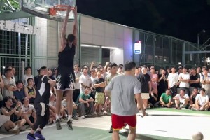不是在NBA赛场？上海徐家汇野球场这残暴瞬间 路人咋玩？