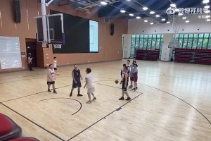 与好友打球投进10记三分！邓超这球技在明星里算什么水平？