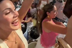 享受假期的詹姆斯 周围全是美女啊！