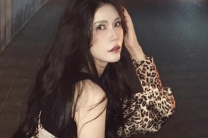 美啊！前女篮国手许诺豹纹黑丝在桥洞下晒照： 爱你是孤单的心事