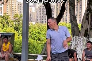 大叔下了班就过来打球了，一打一个小伙不吱声