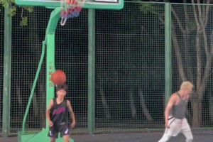 现在小孩哥打球都这么强这么丝滑了？不过个别总感觉有走步嫌疑