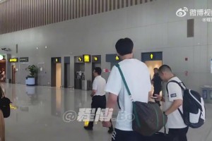 杨瀚森确定不出战亚洲杯！今天落地青岛机场被记者拍到