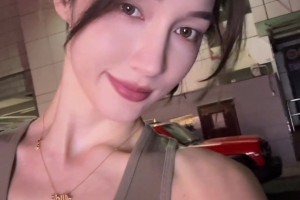 真的美啊！杨政女友孟雅芳：没有头绳用筷子也可以~
