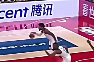 湖人球迷狂喜？19年斯玛特在国际赛场顶防字母哥！