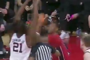 演都不演了？大学篮球滑稽一刻：裁判一路为进攻方保驾护航！