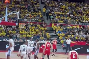 场边视角看赵睿这记上篮，简直是又难又硬啊！