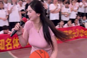 男女通杀~野球场肘姐晒校园行：“同学们掌声太热烈我有点害羞”