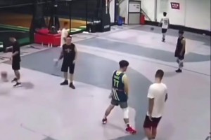 这种人就不配打篮球吧