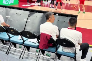 球迷现场贴脸发文：郭指导 为什么不让孙铭徽进国家队？