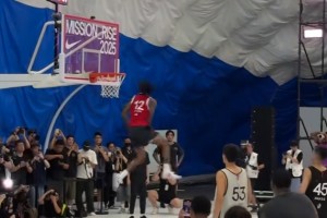 太秀了吧！莫兰特中国行秀扣篮 一个转体180接大风车暴扣~