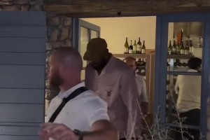 詹姆斯与妻子现身巴黎餐厅吃饭