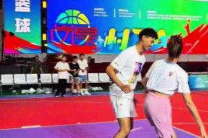 大洋马真有活！1米85俄罗斯美女在岚皋村BA大秀篮球球技