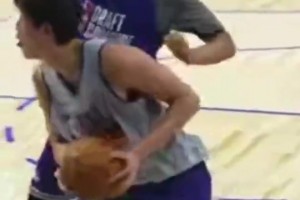 肉搏不带怕的！近距离感受杨瀚森此前对快船尼德豪泽的对抗强度！