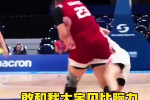 大宝贝真的太可爱了！刘禹彤看见队长被欺负直接抢球放倒对手！！