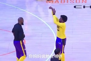 对队友母亲太过熟悉！布朗尼正在投篮，詹姆斯走过来提醒：你妈找你！