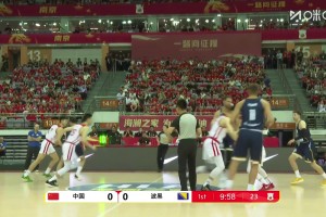 这也太快了！刚跳完球，赵睿就长传胡金秋轻松上篮得分