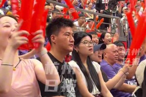 浙BA杭州赛区半决赛 ，当两个萧山队球迷误入富阳队球迷区...