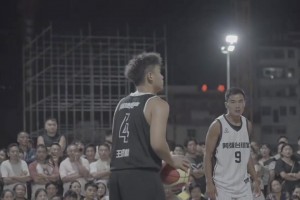打那么多年球，第一次被吹罚篮五秒违例哈哈哈...