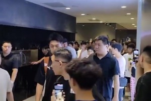 希尔德空降西安，现场夹道欢迎的粉丝还是相当多的