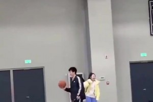 能吹一辈子！背对篮筐中圈投篮 砸到球馆上面钢管落下打板进筐~