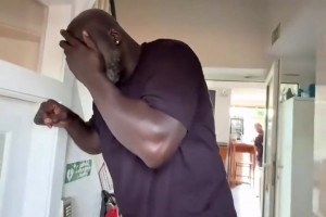 长得高的烦恼？当奥尼尔不小心撞到墙上！