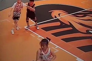 干得漂亮！小男孩打球故意肘击小女孩，小女孩直接将其抱摔在地