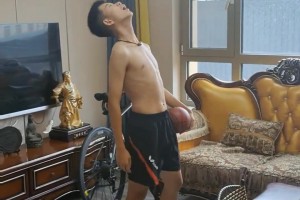 你别说，小伙子模仿的还真像詹姆斯！