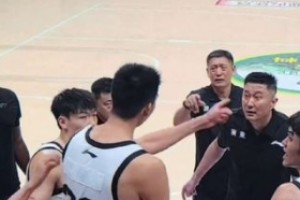 小伙子挺刚啊！广东球员徐昕比赛中和杜锋指导吵架 并手指着杜锋