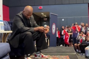 保罗重返快船，在现场球迷一阵“CP3”的欢呼声中，激动落泪！
