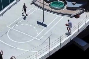 老派！游艇上打篮球！魔术师重返梦一夺金地巴塞罗那！